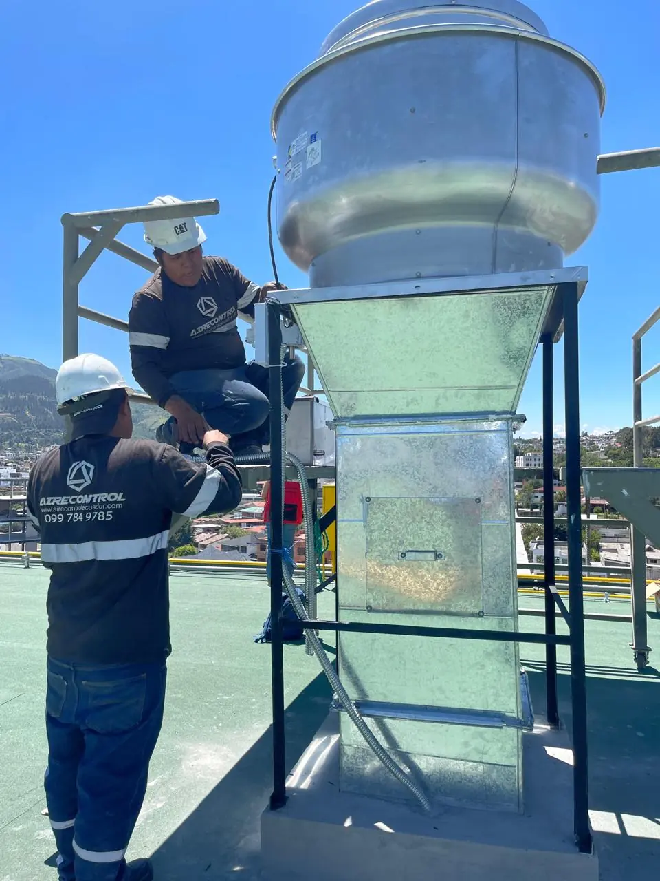 Técnicos de Airecontrol montando un sistema de ventilación en una terraza