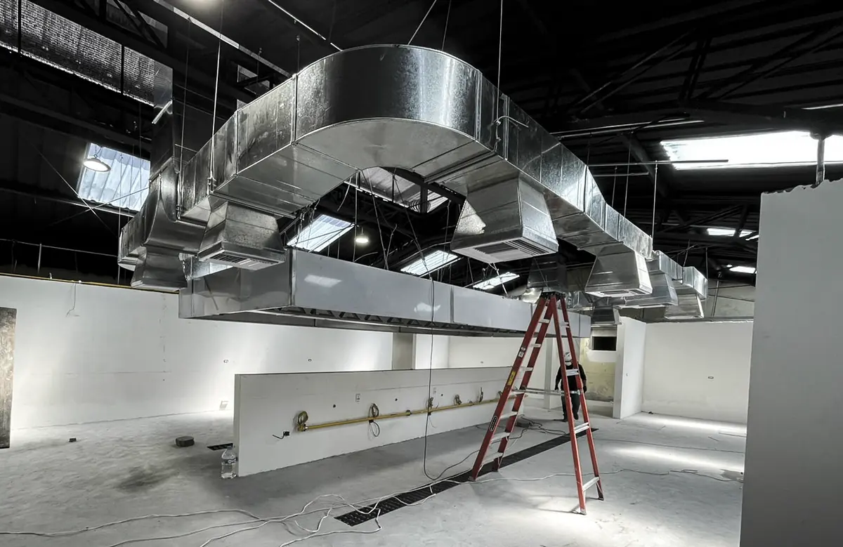 Ductos de ventilación recién instalados en el techo de una nave